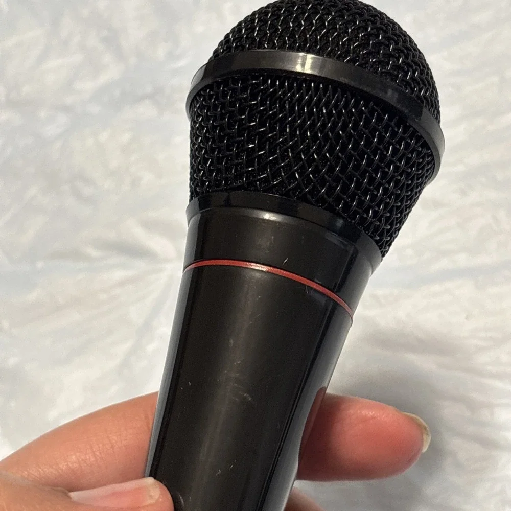 Universal Wired Dynamic Microphone 9.5ft Cord 1/4